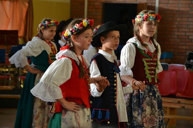 Mieszkańcy Zawady integrowali się na imprezie w szkole, UM Wodzisławia Śląskiego