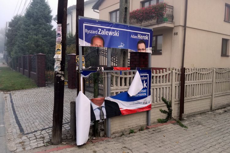 Wodzisław Śląski: zerwane plakaty PiS i Głosu Pokoleń, uszkodzony płot, Adam Herok