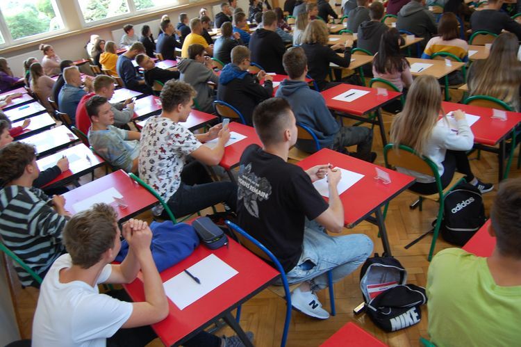 100 uczniów napisało dyktando „Dla Niepodległej”, PCKZiU w Wodzisławiu Śląskim
