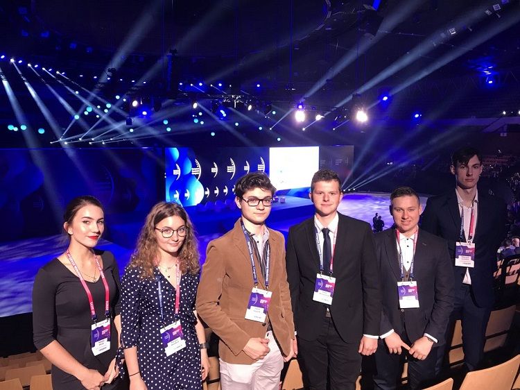 Młodzież wzięła udział w inauguracji XI Europejskiego Kongresu Gospodarczego, 