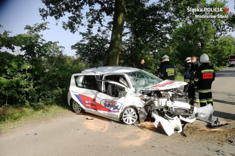 Poważny wypadek samochodowy w Lubomi. Trzy osoby ranne, KPP Wodzisław Śląski