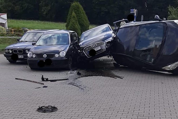 Kolizja czterech aut na wodzisławskim parkingu, FB: Informacje drogowe 24H z powiatu Wodzisław Śląski, Rybnik