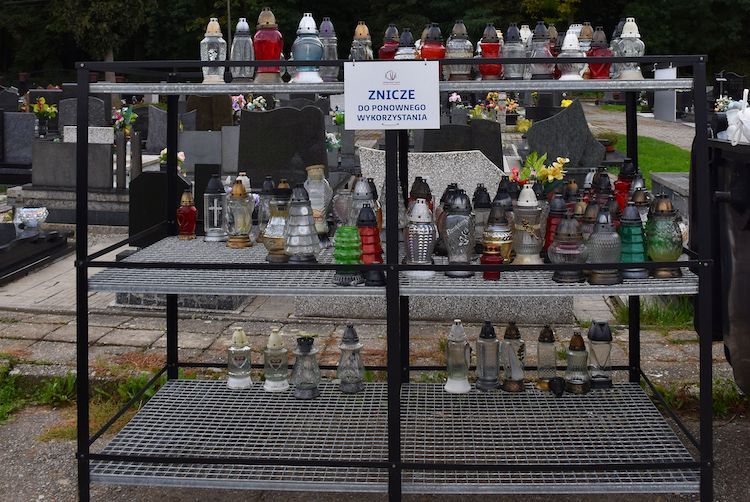Kolejne cmentarze z regałami na używane znicze, Urząd Miasta Wodzisław Śląski