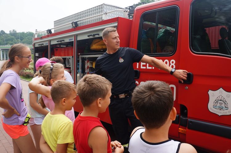 Strażacy i policjanci dbają o bezpieczne wakacje najmłodszych, KPPSP Wodzisław Śląski