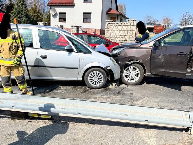 Gorzyce: kolizja 3 pojazdów na skrzyżowaniu. Kierowca stracił przytomność?, Informacje drogowe 24H z powiatu Wodzisław Śląski, Rybnik