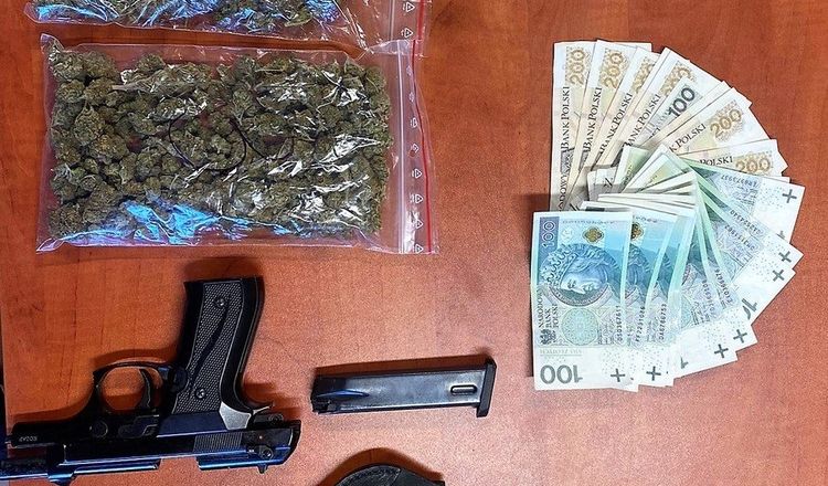 Olza. Policjanci w domu 27-latka znaleźli narkotyki i broń, Policja Wodzisław