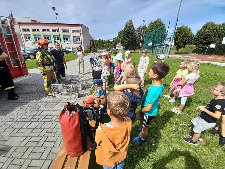Rydułtowy: Bezpiecznie wakacje. Policjanci i strażacy odwiedzili półkolonie, PSP Wodzisław/KPP Wodzisław