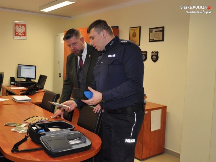 Nowe urządzenie w wyposażeniu policji. Na komendę trafił tester narkotykowy, KPP Wodzisław