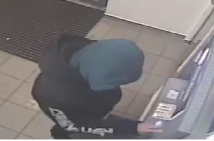 Ukradł portfel z kartą i pobrał pieniądze z bankomatu. Szuka go policja, rozpoznajecie go?, 