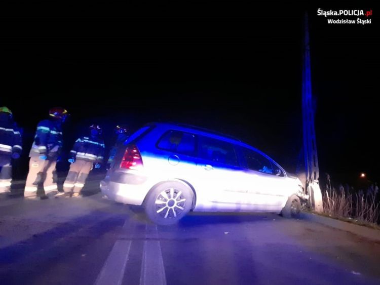 Pijana kierująca uderzyła w słup. Majac dwa promile jechała razem z córką, KPP Wodzisław