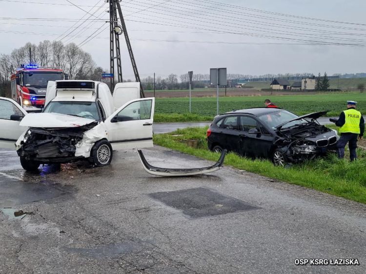 Groźne zderzenie w Podbuczu. Jeden z samochodów wylądował w rowie, OSP KSRG Łaziska