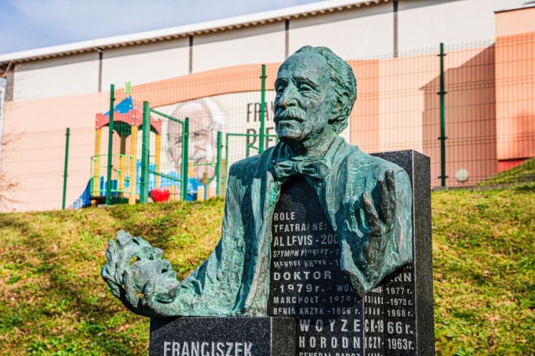 Godów: przy szkole stanął pomnik Franciszka Pieczki, 