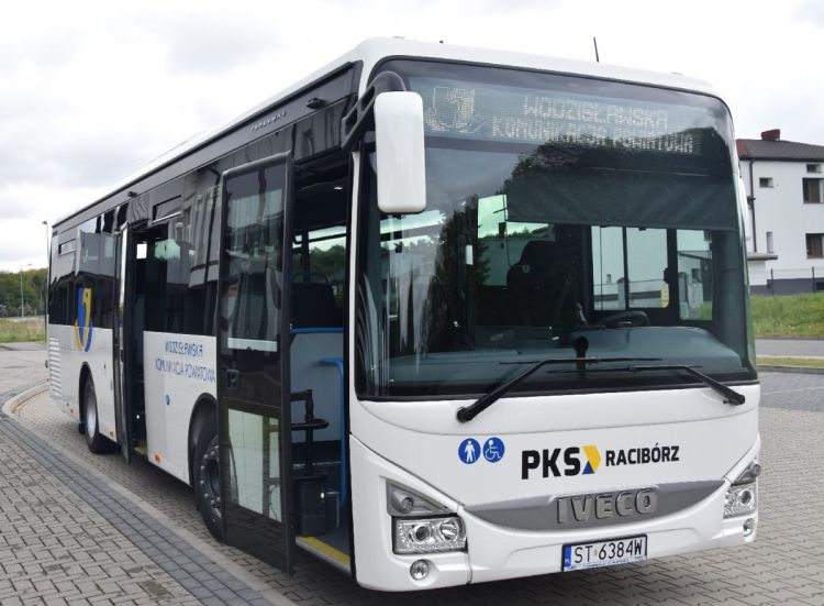 Wkrótce nowe autobusy w taborze komunikacji powiatowej. Jeden z nich już jeździ, Starostwo Powiatowe w Wodzisławiu Śląskim