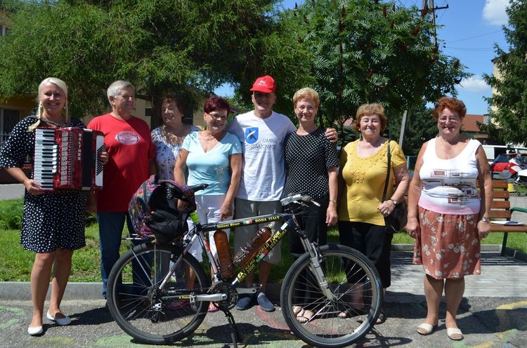 Słynny 80-letni rowerzysta Janusz River podróżuje właśnie przez nasz powiat, mat. prasowe