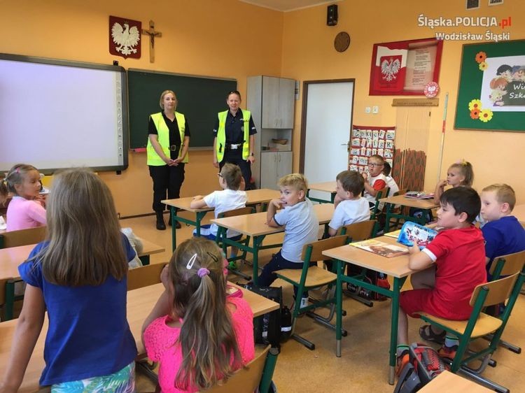 Wodzisławscy policjanci odwiedzają szkoły i przedszkola, KPP Wodzisław Śl.