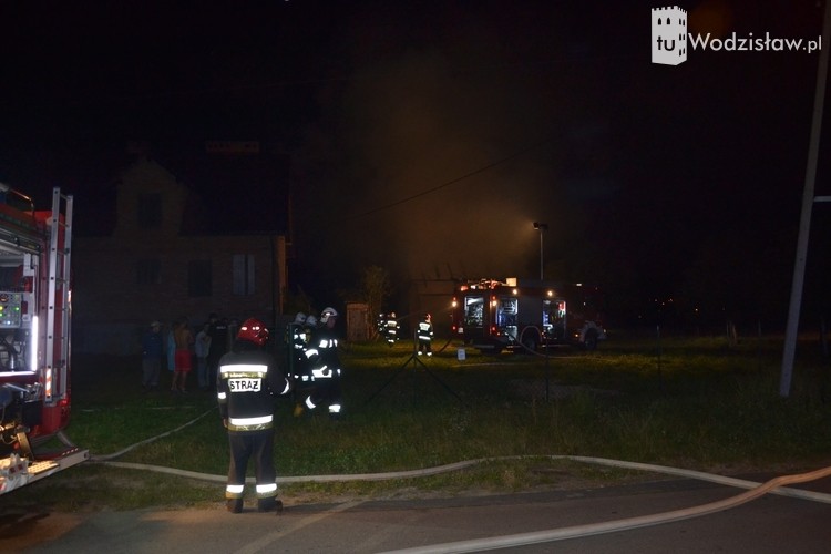 7 zastępów straży pożarnej walczyło z pożarem stodoły w Turzy Śl., ww