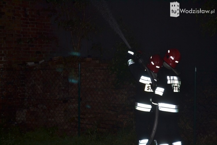 7 zastępów straży pożarnej walczyło z pożarem stodoły w Turzy Śl., ww