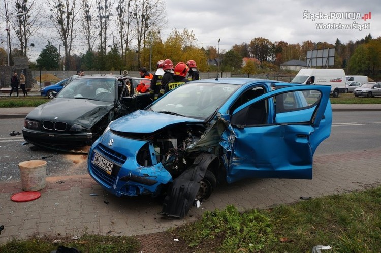 Wypadek na Bogumińskiej w Wodzisławiu. Sześć osób trafiło do szpitala, Policja Wodzisław