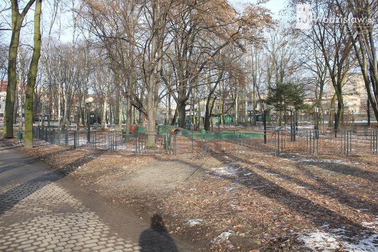 Finisz prac przy stawie w Parku Miejskim, mk