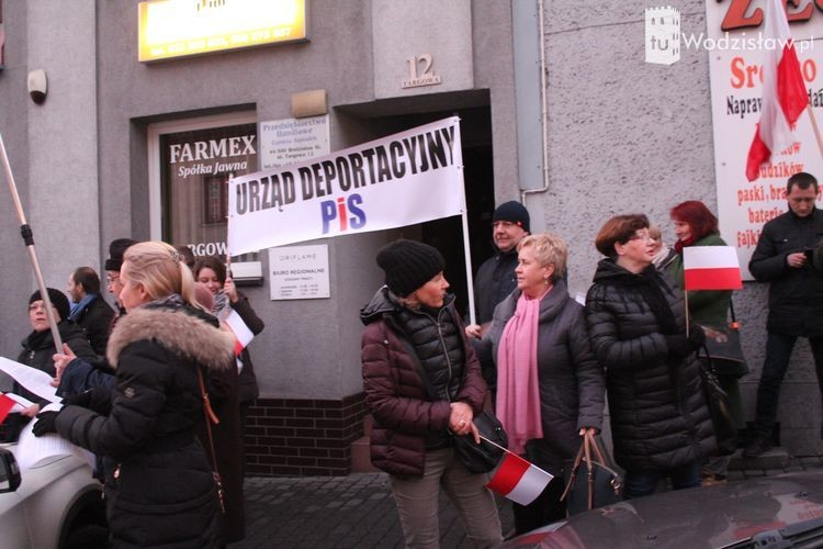 Protestujący pod biurem PiS mieszkańcy Wodzisławia Śl. wręczyli posłance swój apel, mk