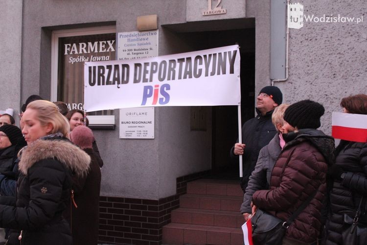 Protestujący pod biurem PiS mieszkańcy Wodzisławia Śl. wręczyli posłance swój apel, mk