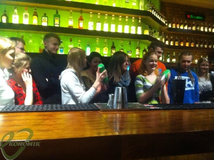 Lekcja mieszania drinków w jednym z wodzisławskich pubów, Zespół Szkół Ekonomicznych w Wodzisławiu Śląskim