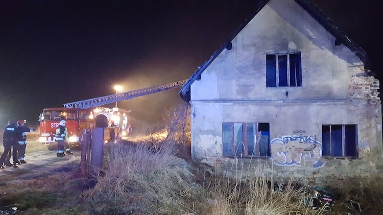 Pożar przy Bogumińskiej. Strażacy walczyli z ogniem przez 4 godziny, KPPSP Wodzisław Śl.