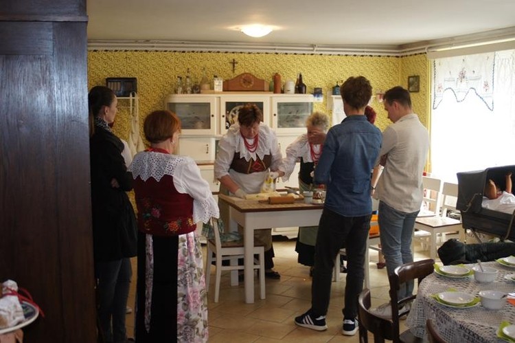 Znany kucharz David Gaboriaud poznawał tradycje kulinarne Mszany, UG Mszana