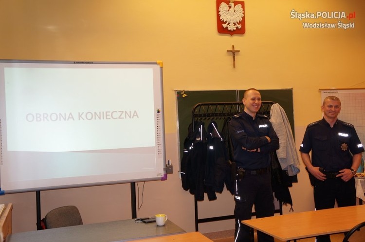 Mistrz kickboxingu uczył urzędniczki technik samoobrony, KPP Wodzisław Śl.