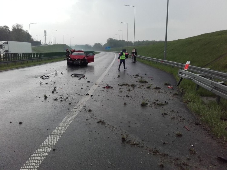 Rozbity jaguar blokował ruch na autostradzie A1, kpt. Damian Dylewski; st.asp. Andrzej Nowak
