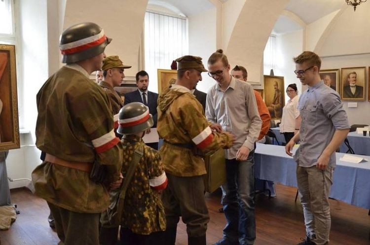 Młodzież z powiatu zmierzyła się w zadaniami konkursu „Armia Krajowa 1942-2017”, ZST w Wodzisławiu Śląskim