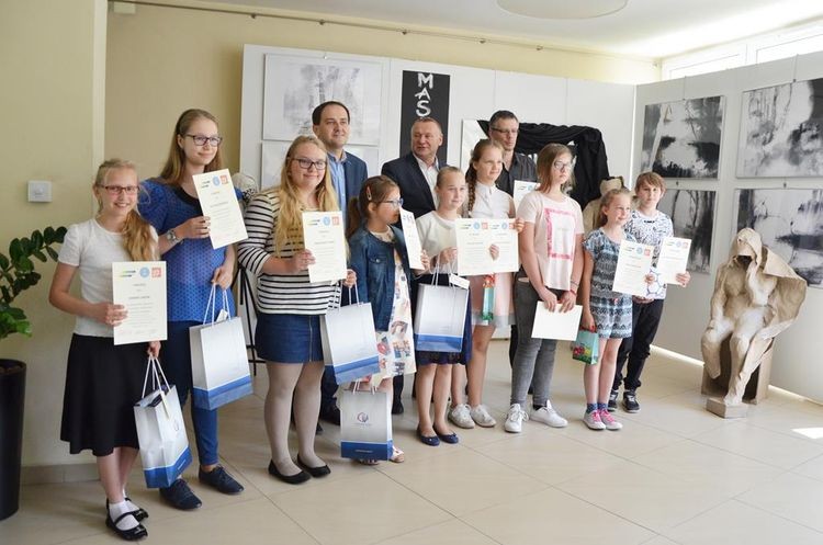 Młodzi wodzisławianie zostali projektantami „mody antysmogowej”, Starostwo Powiatowe w Wodzisławiu Śląskim
