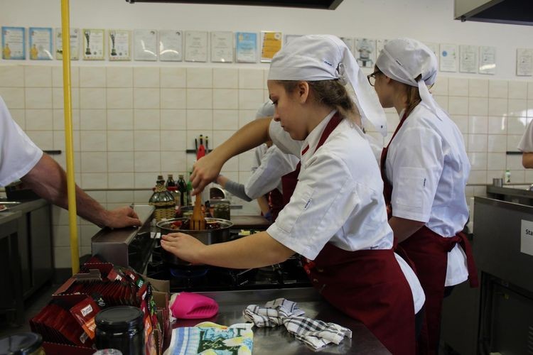 Młodzi kucharze z „Ekonomika” gotowali z Robertem Sową, ZSE w Wodzisławiu Śląskim