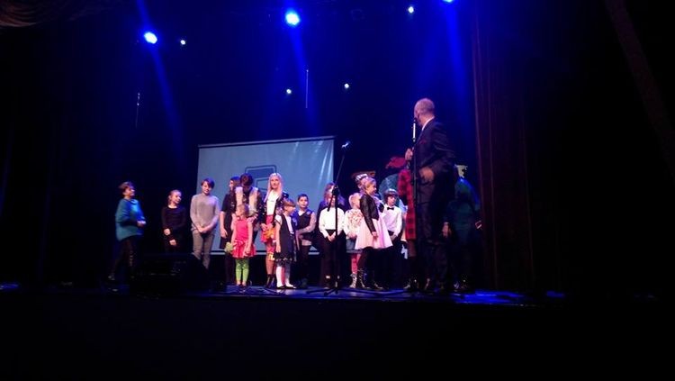 Rydułtowy: dzieci i młodzież pochwalili się znajomością języków obcych na dużej scenie, LO w Rydułtowach