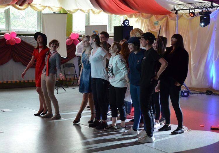 Zagrali i zatańczyli dla małej Kornelki, Zespół Szkół Ekonomicznych w Wodzisławiu