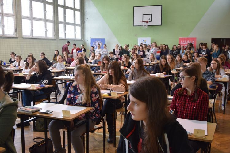 Blisko 100 uczniów wystartowała w konkursie po zwolnienie z egzaminu wstępnego do wodzisławskiego „Plastyka”, Starostwo Powiatowe w Wodzisławiu Śląskim