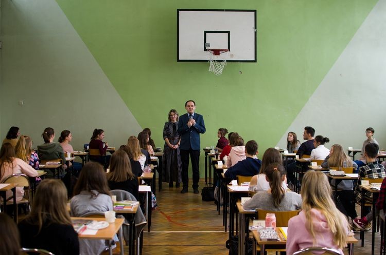 Blisko 100 uczniów wystartowała w konkursie po zwolnienie z egzaminu wstępnego do wodzisławskiego „Plastyka”, Starostwo Powiatowe w Wodzisławiu Śląskim