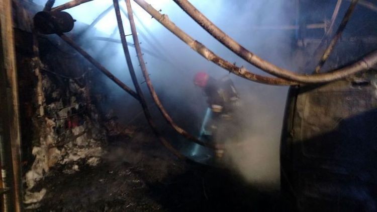 Na auta runął płonący dach - groźny pożar w Bełsznicy (zdjęcia), straż pożarna Wodzisław
