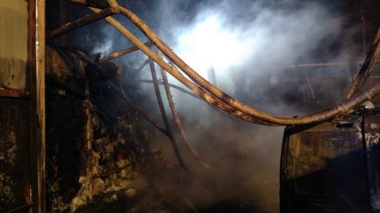 Groźny pożar w Bełsznicy - palił się garaż z autami, straż pożarna Wodzisław
