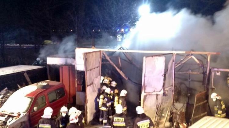 Groźny pożar w Bełsznicy - palił się garaż z autami, straż pożarna Wodzisław