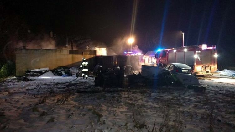 Na auta runął płonący dach - groźny pożar w Bełsznicy (zdjęcia), straż pożarna Wodzisław