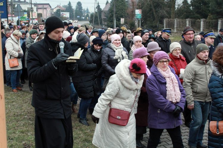 Setki wodzisławian wzięło udział w drodze krzyżowej ulicami miasta (zdjęcia), tora