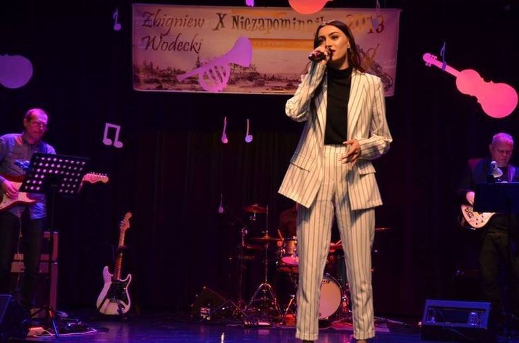 X „Niezapominajka”: młodzi wokaliści zaśpiewali piosenki Z. Wodeckiego, LO w Rydułtowach