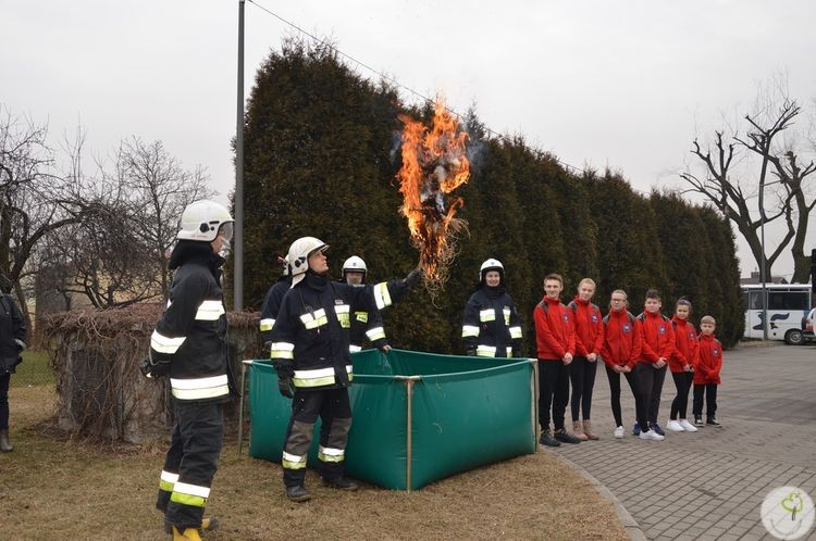 Radlin: strażacy spalili marzanny, dzieci powitały wiosnę, MOK w Radlinie