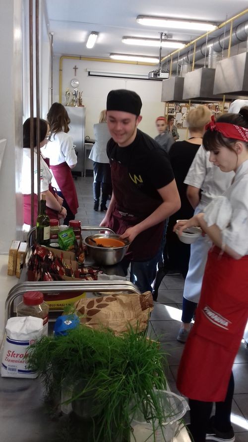 Młodzi kucharze walczyli o tytuł „Wodzisławskiego Mistrza Kuchni Black Box”, Starostwo Powiatowe w Wodzisławiu Śląskim