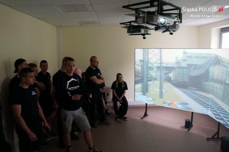 Licealiści z Rydułtów poznali przyszłą pracę, KPP w Wodzisławiu Śląskim