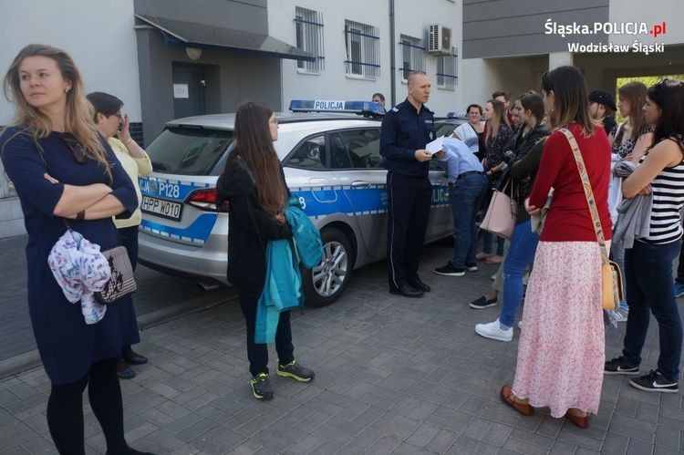 Studenci z Ostrawy zwiedzili wodzisławską komendę policji, KPP w Wodzisławiu Śląskim
