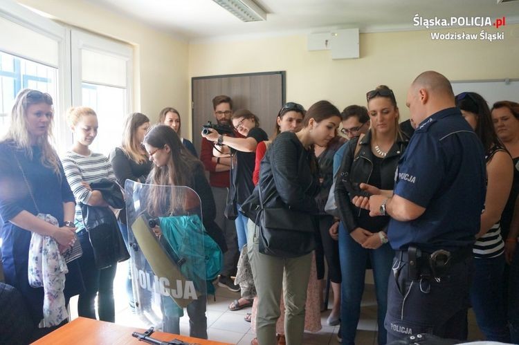 Studenci z Ostrawy zwiedzili wodzisławską komendę policji, KPP w Wodzisławiu Śląskim