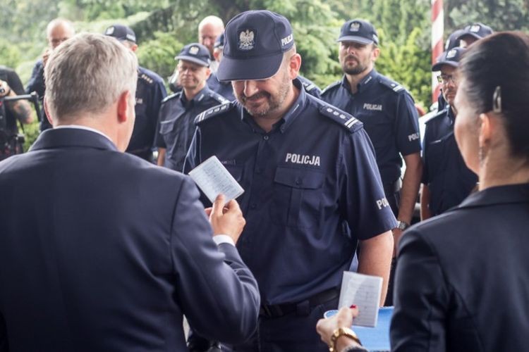 Wodzisławska policja ma dwa nowe hybrydowe radiowozy, Tomasz Żak