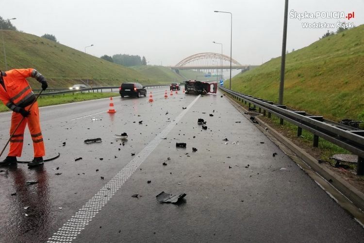 Volkswagen uderzył w barierę na A1 w Mszanie, policja Wodzisław Śląski
